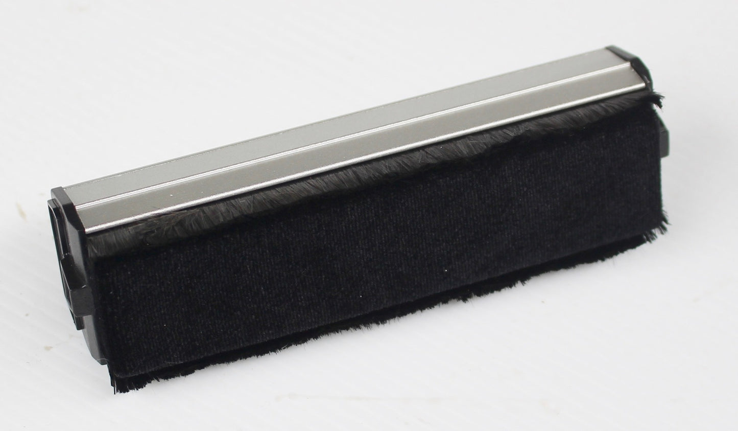 Goka Carbon Fibre And Velvet Vinyl Cleaning Brush